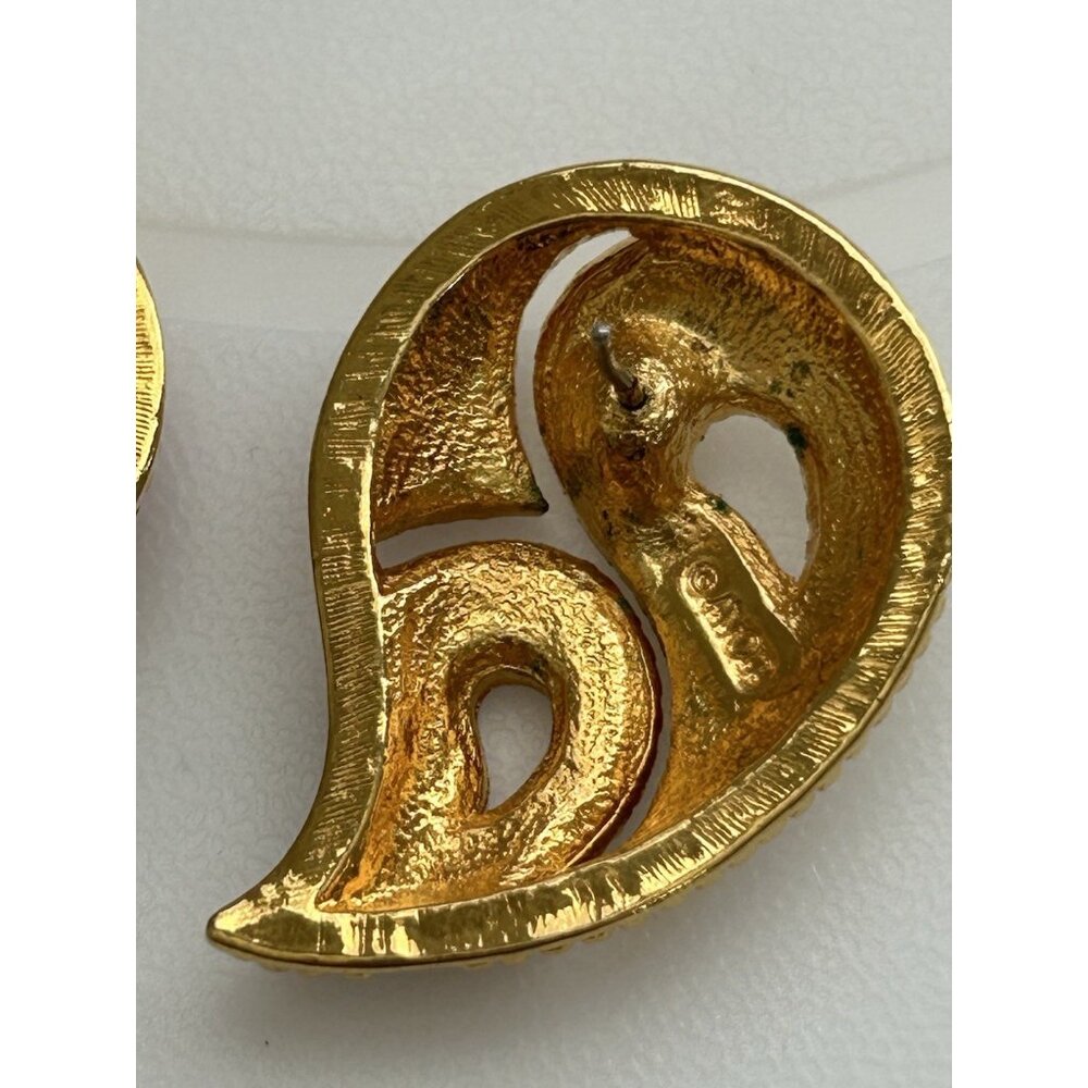 1980s Earrings Pierced Red Cream Black Enamel on Gold Paisley Shaped Valley Girl - Picture 6 of 7